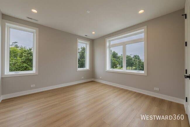 Building Photo - 3555 N Neenah Ave