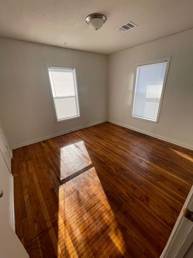 Building Photo - 2212 Jane St