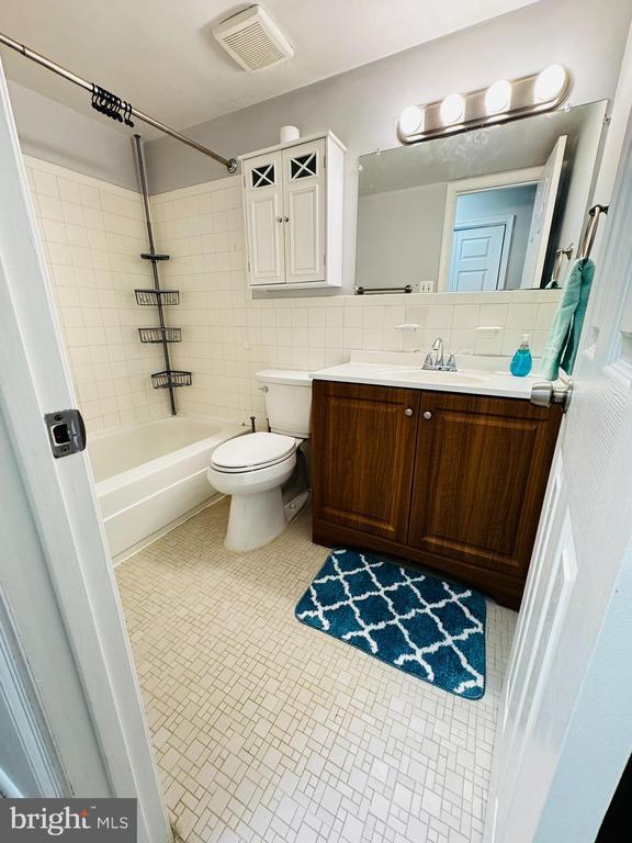 Building Photo - 1531 Colonial Dr