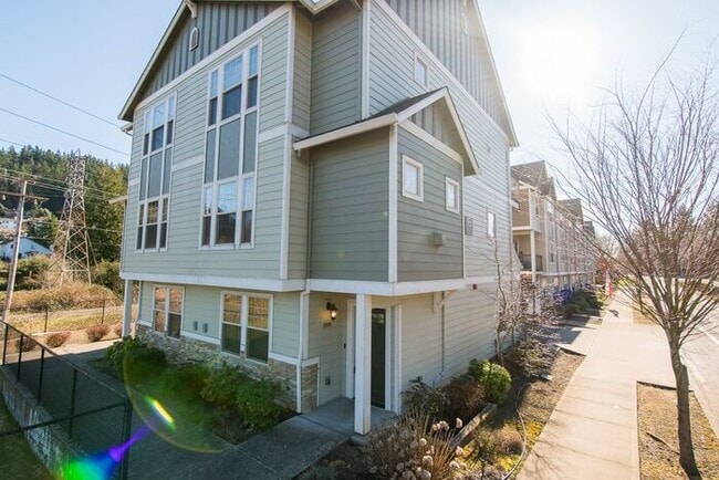 Building Photo - Springwater Corridor Luxury Townhome: Popu...