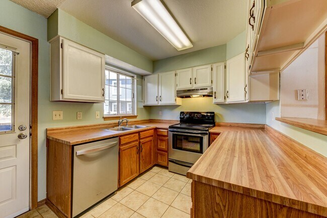 Building Photo - Beautiful 2 bed 2 bath townhome with carport in desirable Hearthwood Neighborhood With Pool!!