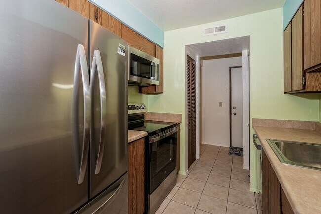 Building Photo - 2 Bedroom 2 Bathroom Sits Right on the Sho...