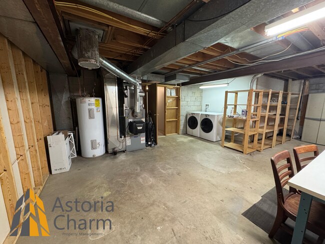 Building Photo - Spacious 5 Bedroom 3 Bath + Den Single Family Detached Home