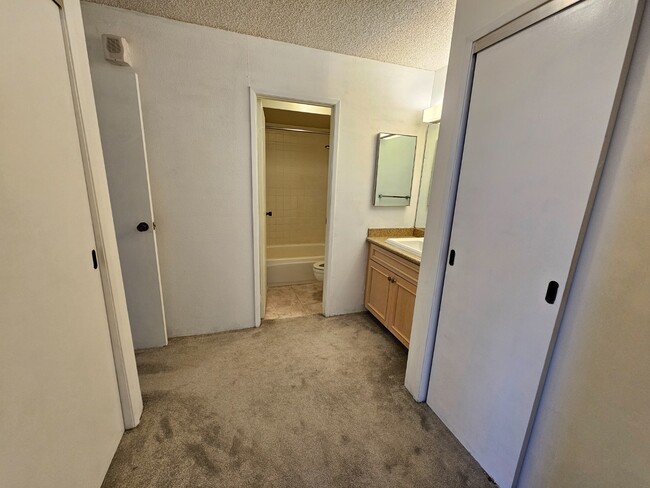 Building Photo - 1 Bed, 1 -Bath Condo for Rent! 1 Parking