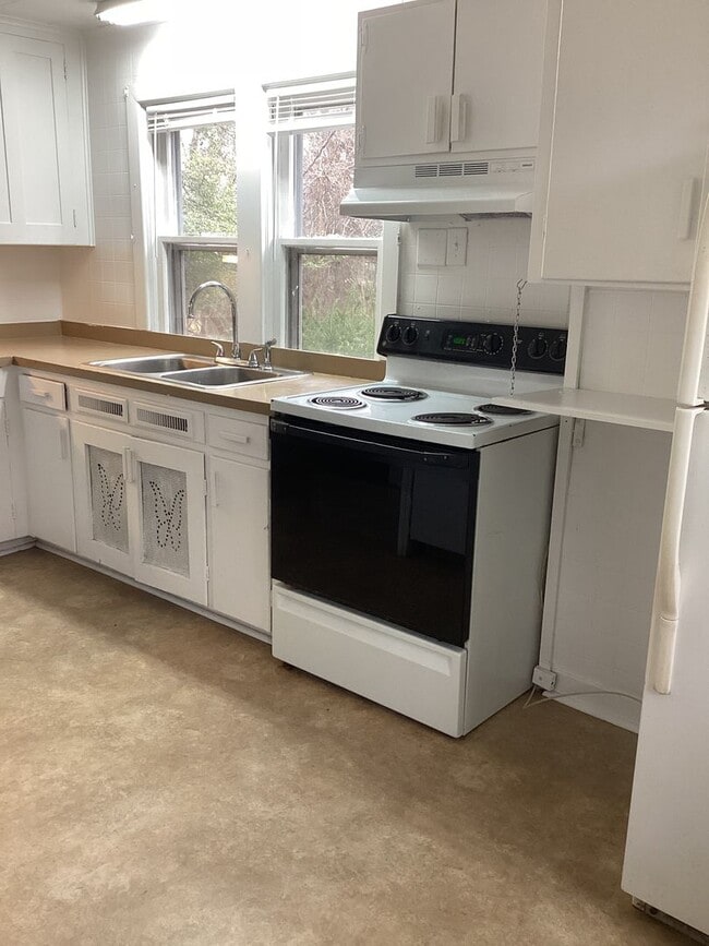 Building Photo - Two-Bedroom House