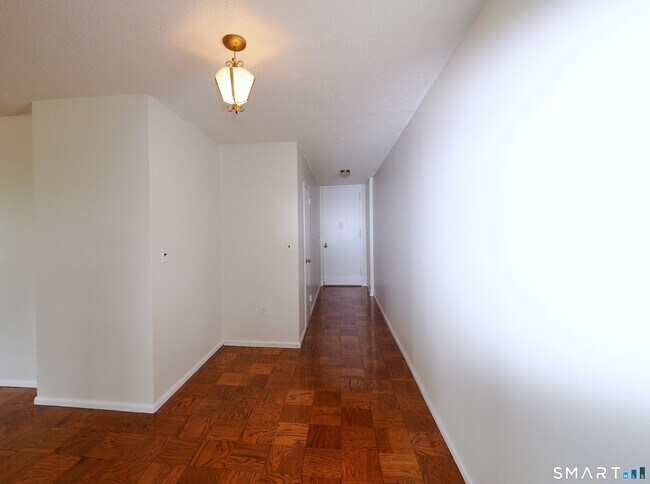 Building Photo - 44 Strawberry Hill Ave
