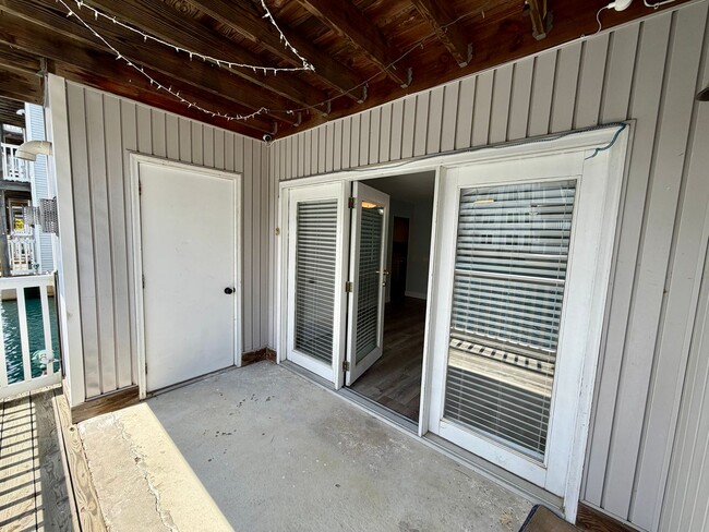 Building Photo - 401 Waters Edge Dr