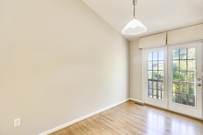 Building Photo - FENCED IN YARD!!!  Beautiful 4/3 UPDATED SF Home in Gaithersburg