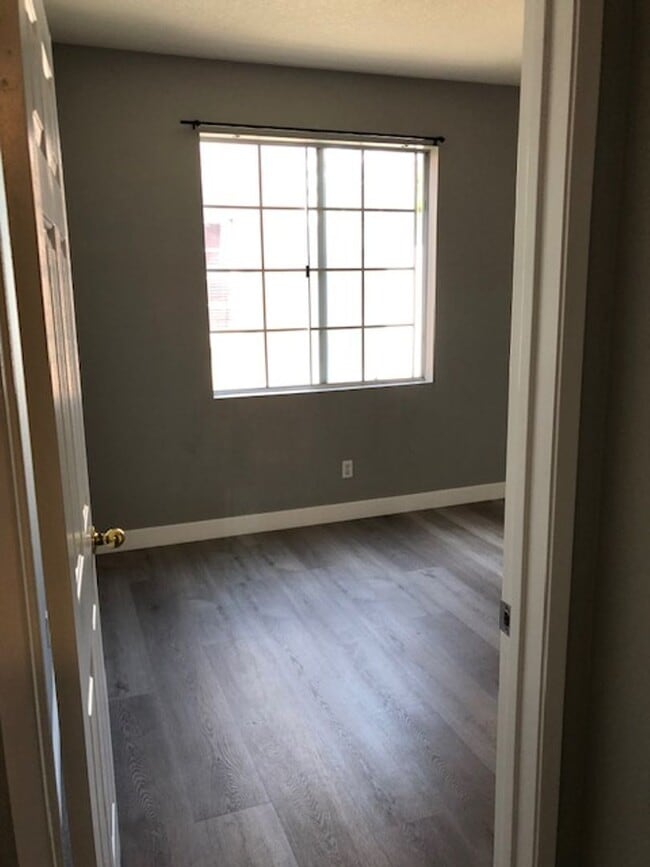 Building Photo - Beautiful 3 bedroom 2 bath Townhome across...
