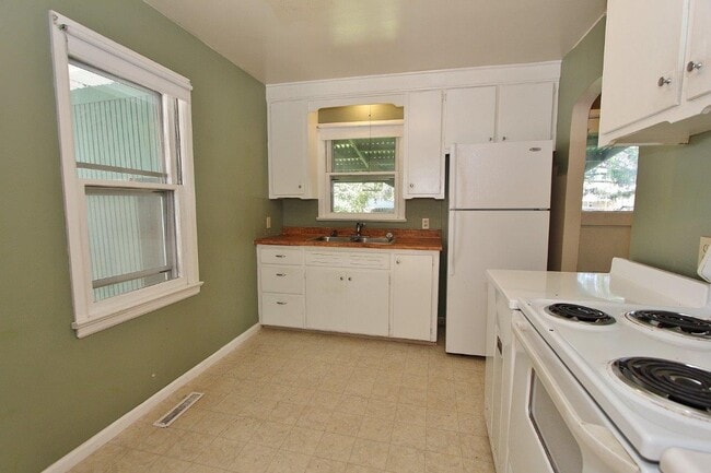 Building Photo - 1605 S Reinhart Dr