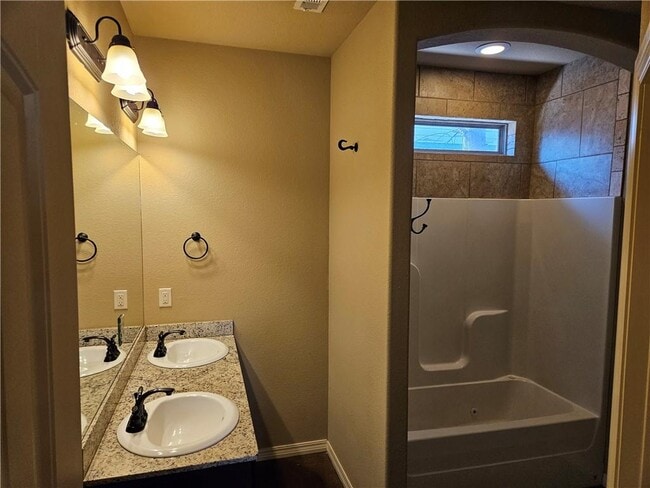 Building Photo - 2652 N Valencia Ave