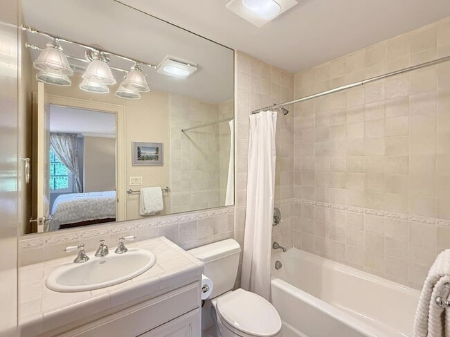 Building Photo - 1526 Hillview Dr