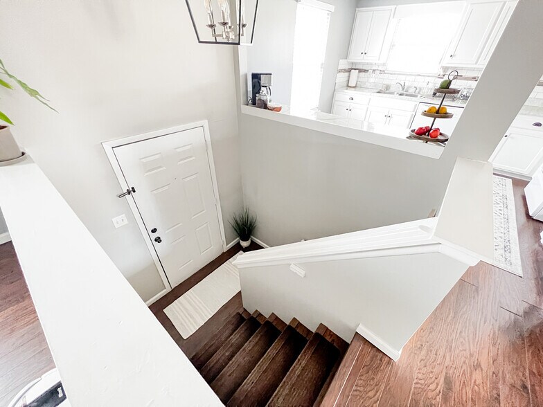 Building Photo - 323 SE Melody Ln