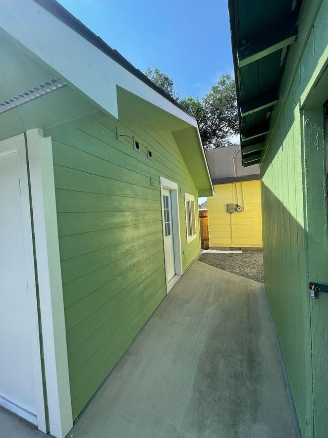 Building Photo - 1 Bedroom 1 Bath House