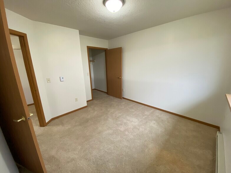 1st bedroom - 508 Smith Ave