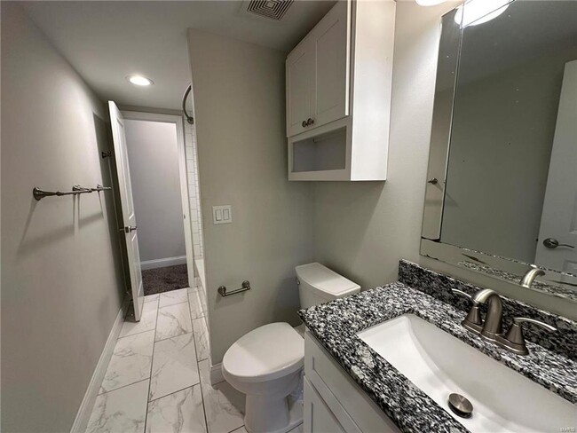 Building Photo - Sleek 2 bedroom townhome ready for immedia...