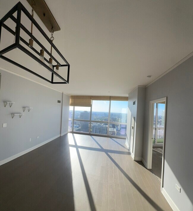 Building Photo - 1901 S Calumet Ave