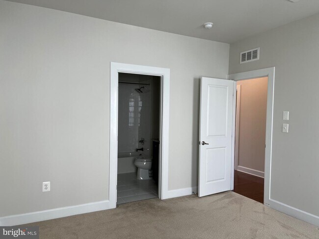Building Photo - 8227 S Maple Lawn Blvd
