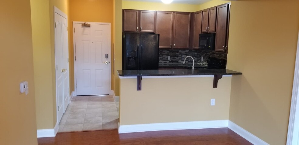 Building Photo - 2000 Fountainview Cir