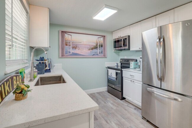 Building Photo - Fully Furnished 2BR/2BA Sarasota Home – Move-In Ready with Entertainment Room Near Siesta Key!