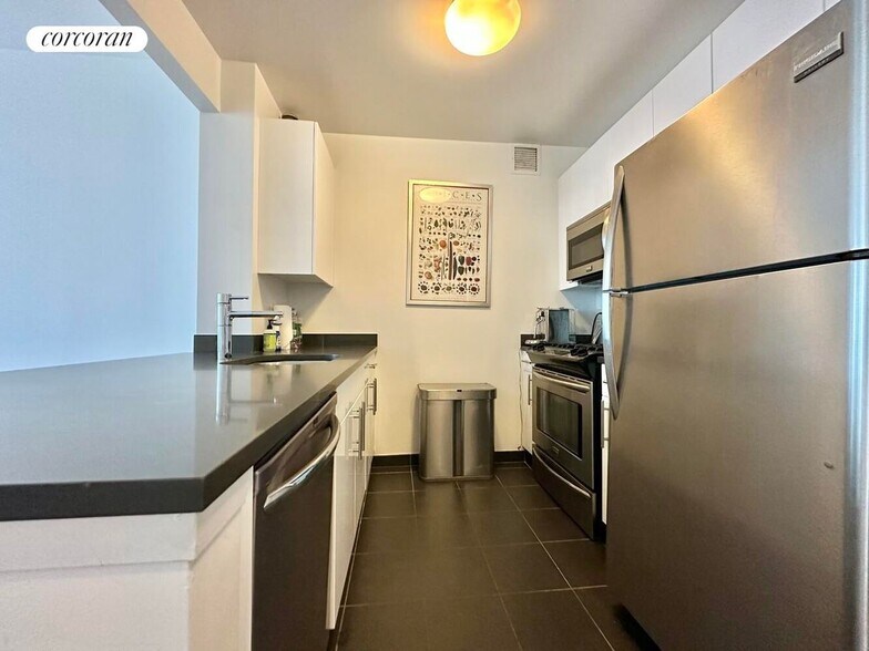 Primary Photo - 46-10 Center Blvd