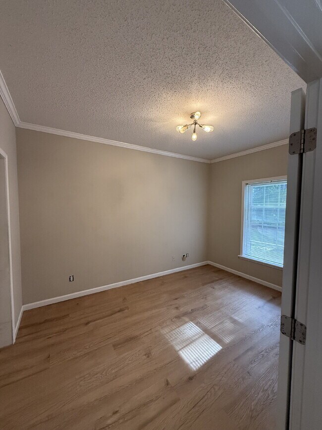 Building Photo - "Charming 4-Bedroom Sanctuary with 2 Full Baths in Beaufort – Spacious 2106 Sq Ft Haven!"
