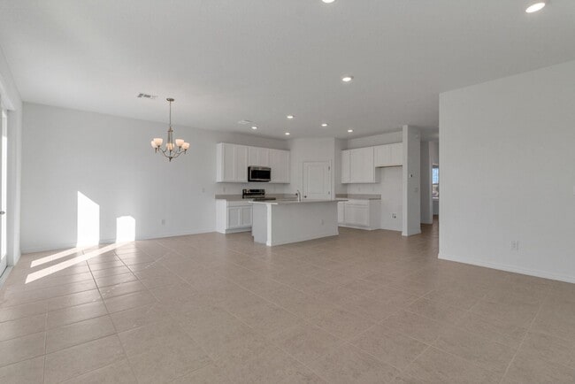 Building Photo - Like-New Ashton Woods Spacious 5BR 4BA, Prime Location Near I-4!