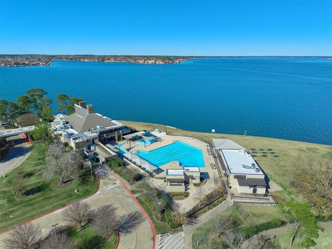 Building Photo - 12515 Lakeshore Dr