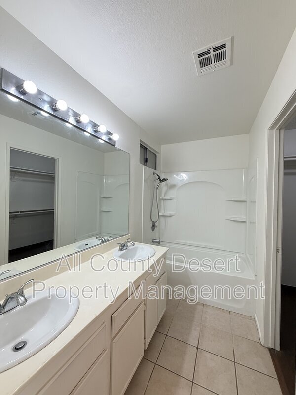 Building Photo - 52020 Avenida Mendoza