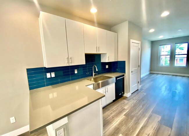 Building Photo - Sleek 3 Bedroom Townhome - Lincoln Park