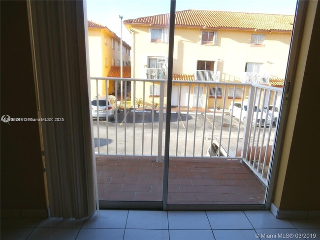 Building Photo - 950 SW 104th Ct