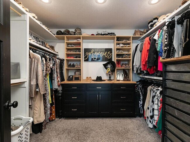 Building Photo - Your Dream Home Just Hit the Market – Don’t Miss Out!