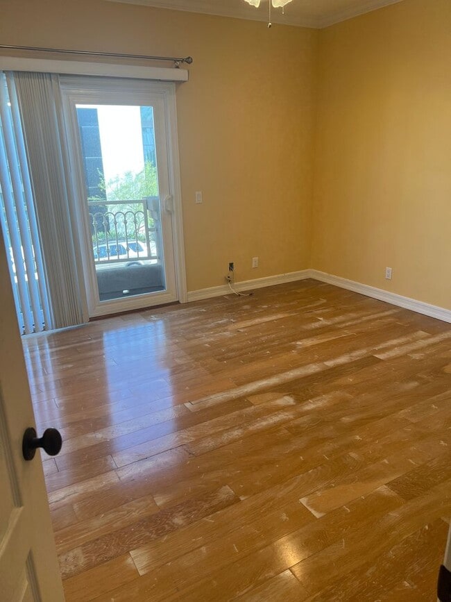 Building Photo - Custom home 1 block to ocean