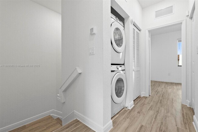 Building Photo - 20628 NE 7th Pl