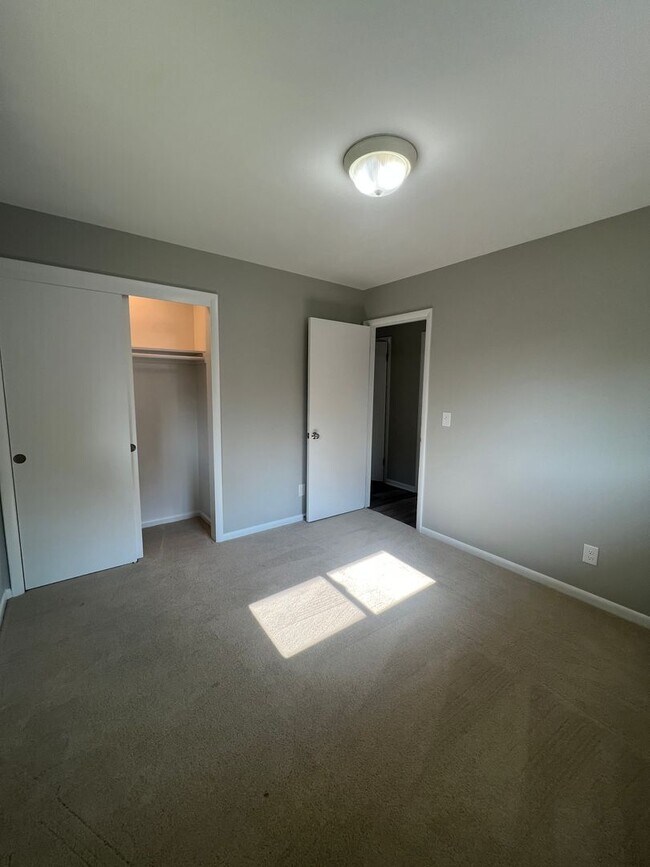 Building Photo - Renovated Spacious 4 Bedroom Home Available for Pre-Lease!