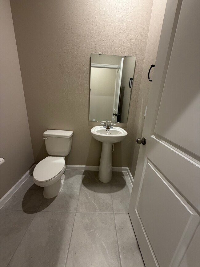 Building Photo - 882 Asterfield Ln