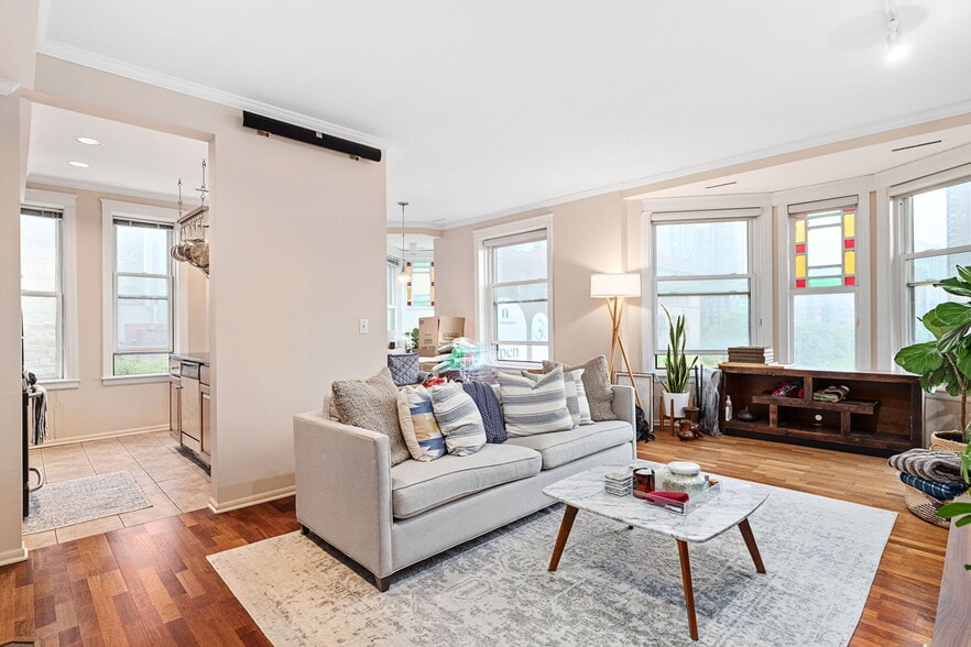 Building Photo - 104 W Oak St