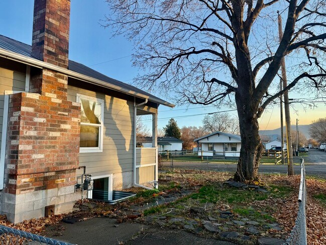 Building Photo - 1801 Russell Ave