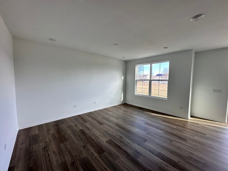 Building Photo - 14353 S Charlton Pl