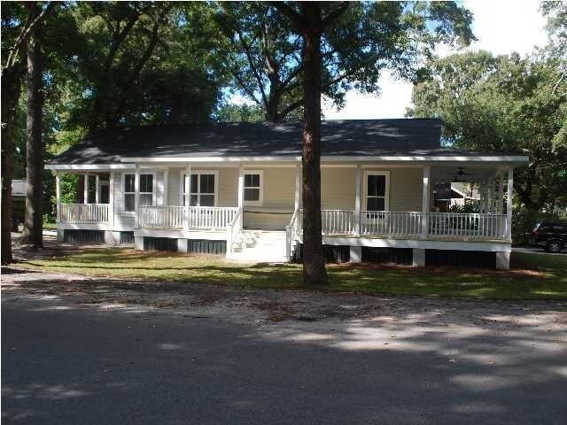 Building Photo - Custom Built Home in Park Circle