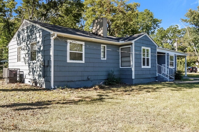 Building Photo - 700 Robison Dr