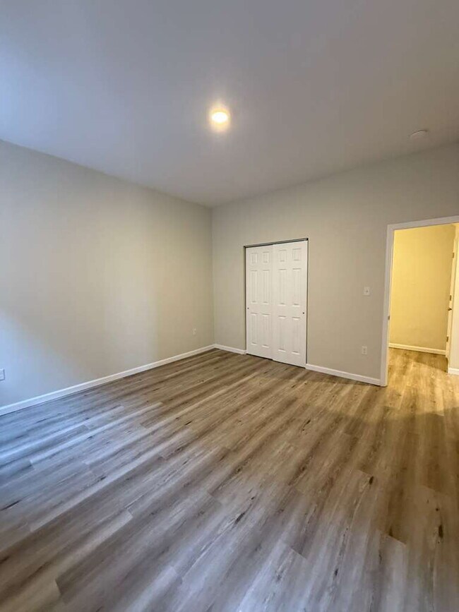 Building Photo - "Charming 2-Bed/1 bath Multiplex Gem on Nebraska Ave - 1000 Sq Ft of Comfort in St. Louis!" BENTO...