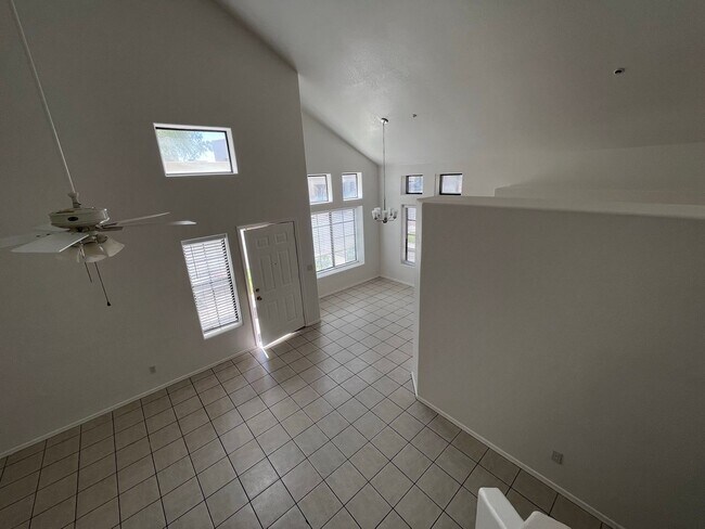 Building Photo - COMING SOON! 3 bed 3 bath Town house with ...