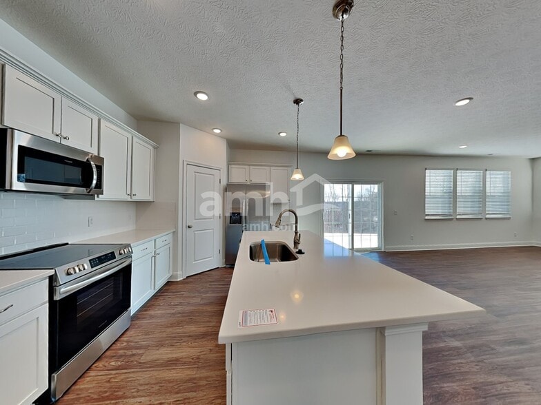 Building Photo - 802 Castor Ct