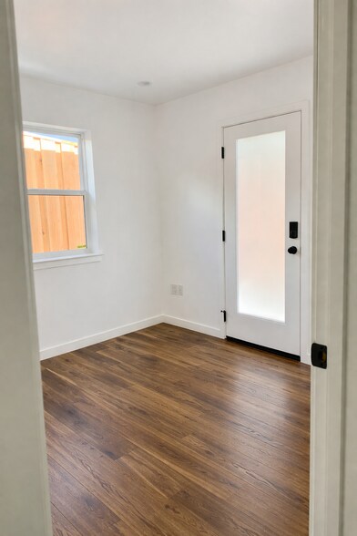 Building Photo - 1615 Phillips Ln