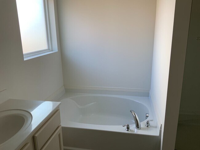 Building Photo - Coming Soon.   Springville’s Archers Cove 4BR /3BA/ 3 car garage 1 level