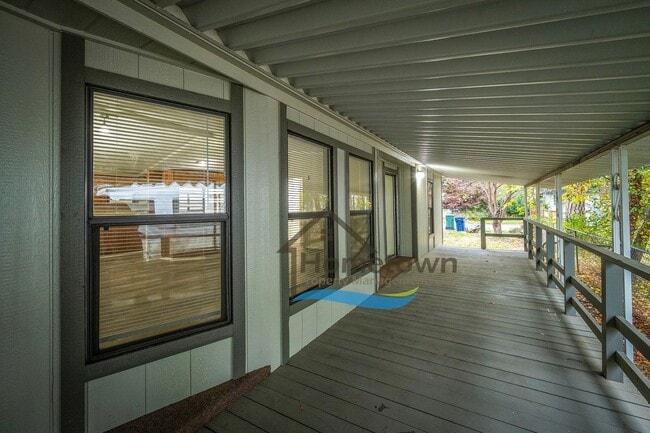 Building Photo - 3 Bedroom 2 Bathroom Home with Carport Available in Coeur d'Alene!