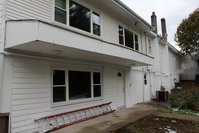 Building Photo - 90 Mendon St