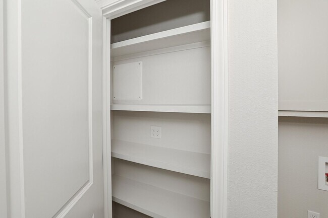 Building Photo - 8910 Oakleaf Ct