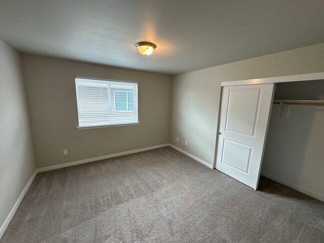 Building Photo - Stunning 3-Bedroom Home with Modern Comforts in a Quiet Neighborhood